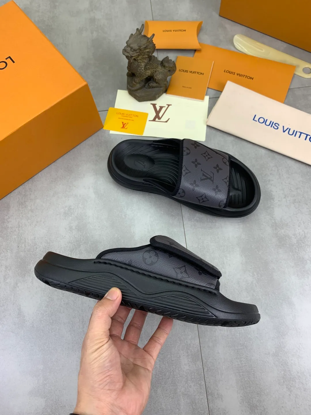 Men's shoes 💰P320💰【New style】🆘 Original quality 【LOUIS VUITTON】The popular Louis Vuitton LV men's slippers on the official website are on sale simultaneously! Original fabric imported from Italy. Original bottom provided by the original factory. Number of yards: 38-44 (customized to 45). Multiple colors to choose from. Fully packaged drawer box.